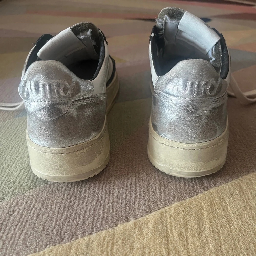 Autry Medalist Low Super Vintage Sneakers—White & Black Sliver